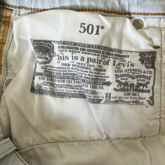 Light wash Levi’s 501 shorts - Picture 6 of 7